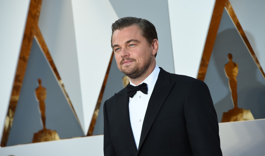 Actor Leonardo DiCaprio arrives on the red carpet for the 88th Oscars on February 28, 2016 in Hollywood, California. AFP PHOTO / VALERIE MACON / AFP / VALERIE MACON        (Photo credit should read VALERIE MACON/AFP/Getty Images)